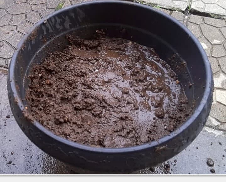水を入れて湿らした状態の黒植木鉢