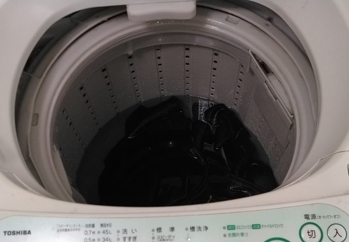 洗濯できる程度に水を洗濯機に入れた画像